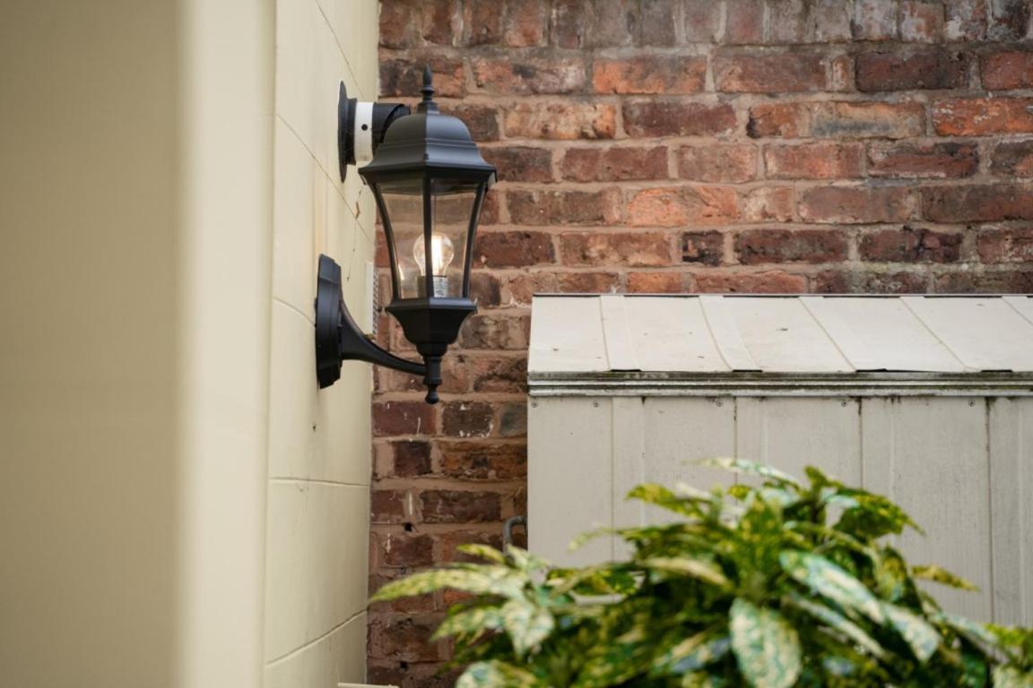 Perfectly Located Central Chester Town House -2Br エクステリア 写真